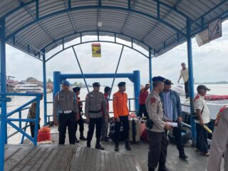 Petugas Pos Pelayanan Laksanakan Pengamanan Kedatangan Kapal di Pelindo Tembilahan Berjalan Aman dalam Ops Ketupat Lancang Kuning 2026