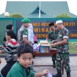 KODIM 0314 INHIL BESERTA JAJARAN MENGELAR KEGIATAN BERBAGI TAKJIL KEPADA MASYARAKAT YANG MELINTAS DI DEPAN MAKODIM 0314