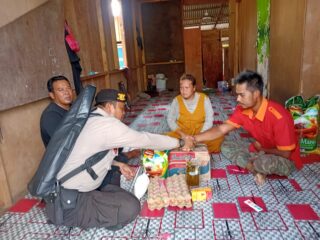 KAPOLRES INHIL MENGGADA KAN JUM,AT BERBAGI ATUSIASNYA MASYARAKAT JUM,AT BERBAGI YANG DI DONATUR DARI PIHAK POLRES INHIL DAN SIMPATISAN PEMUDA DESA ROTAN SEMELUR BANYAK NILAI POSITIP