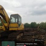 PT BNS Turunkan Alat Berat, Bangun Tanggul Mekanik 2.000 Meter Bantu Warga Pelangiran Cegah Banjir Rob