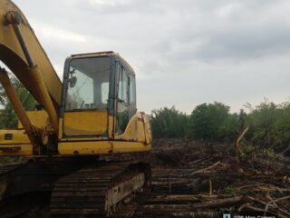 PT BNS Turunkan Alat Berat, Bangun Tanggul Mekanik 2.000 Meter Bantu Warga Pelangiran Cegah Banjir Rob