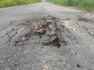 Diduga Aspal di Bawah Standar, Proyek Jalan Poros Pekaitan Senilai Rp10 Milyard Sudah Rusak