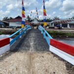Polsek Kempas Rampungkan Renovasi Jembatan Menuju SD 012 Rumbai Jaya