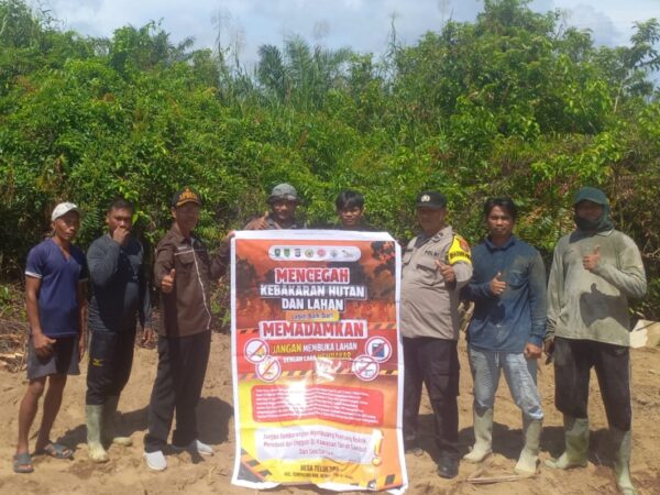 Bhabinkamtibmas Polsek Tempuling Gencarkan Patroli Karhutla, Edukasi Warga Larangan Membakar Lahan