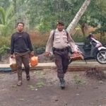 Kapolres Inhil Salurkan Bantuan Melalui Anggota di Lapangan,masyarakat memgucapkan ribuan terimakasih kepada bapak kapolres dan jajaranya