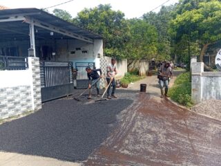 Aksi Nyata Ketua RW 05 Desa Benteng, Tambal Sulam Jalan Lebak Gunung Demi Kenyamanan Warga