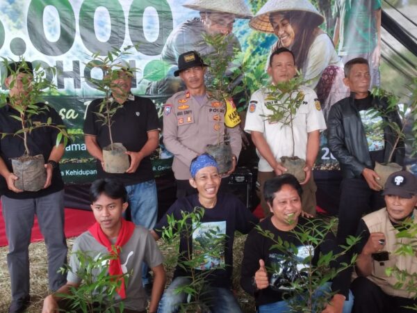 Gerakan Menanam 5000 Pohon Untuk Masa Depan Hijau Di Desa Sukaluyu Dan Desa Sukajaya Bersama PT PMC.