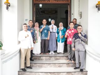 Bupati Herman dan Ketua TP-PKK Inhil Lepas Keberangkatan Arifa Rahma Maulydha ke Jakarta, Wakili Riau sebagai Paskibraka Nasional 2026
