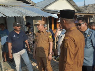Bupati Herman Tinjau Lokasi Abrasi di Tanah Merah, Salurkan Bantuan dan Siapkan Langkah Penanganan Jangka Panjang