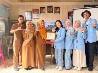 Kukerta UNRI Tembilahan Hilir dan DLHP Kabupaten Indragiri Hilir Bersinergi Mengedukasi Masyarakat tentang Pemilahan Sampah