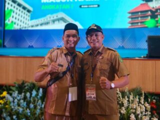 SATU"NYA KEPALA DESA DAN DESA BAGAN JAYA KECAMATAN ENOK INHIL YANG MENJADI CONTOH DESA TERTIP AFMINISTRASI INSAYAK ALLAH KEDEPAN AKAN MAJU PESAT.