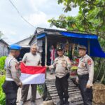 Polsek Kuindra Bagikan dan Pasang Bendera Merah Putih di Rumah Warga Kelurahan Sapat
