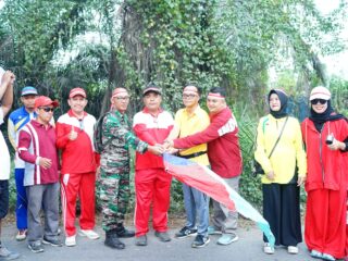 Semarakkan HUT RI ke-81, Warga Sungai Gantang Arak Bendera Merah Putih Sepanjang 1.081 Meter
