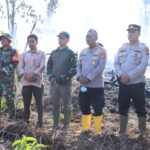 Kapolres Indragiri Hilir AKBP Donny Eko Listianto, S.H., S.I.K., M.H bersama Dandim 0314 Inhil Letkol Arm. Wahib Mustofa Fathurrahman, M.Han. Pimpin Pemadaman dan Pendinginan Hotspot di Gaung, 