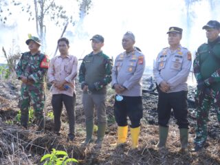 Kapolres Indragiri Hilir AKBP Donny Eko Listianto, S.H., S.I.K., M.H bersama Dandim 0314 Inhil Letkol Arm. Wahib Mustofa Fathurrahman, M.Han. Pimpin Pemadaman dan Pendinginan Hotspot di Gaung, 